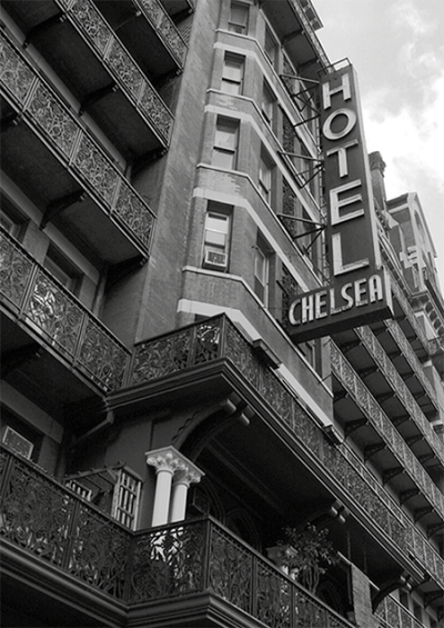 *Hôtel Chelsea, Manhattan, au n° 222, 23e rue ouest, entre la 7e et la 8e avenue 10 étages, 97 chambres.*